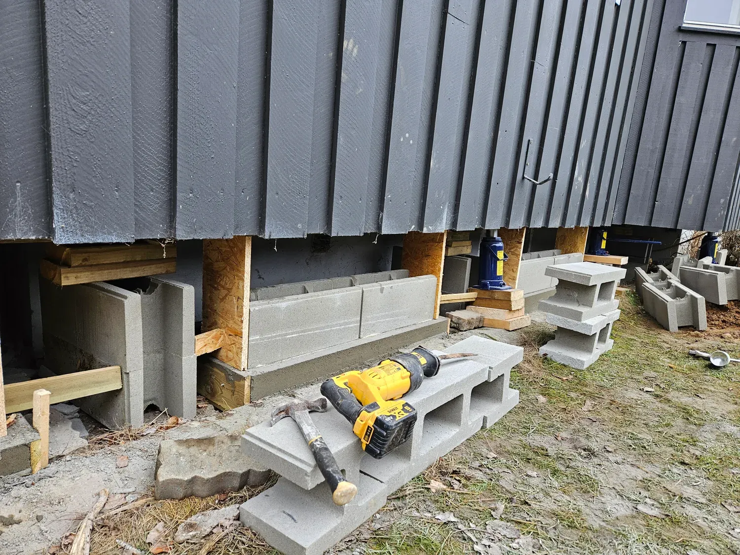 Fundament og oppretting under eksisterende bygg.