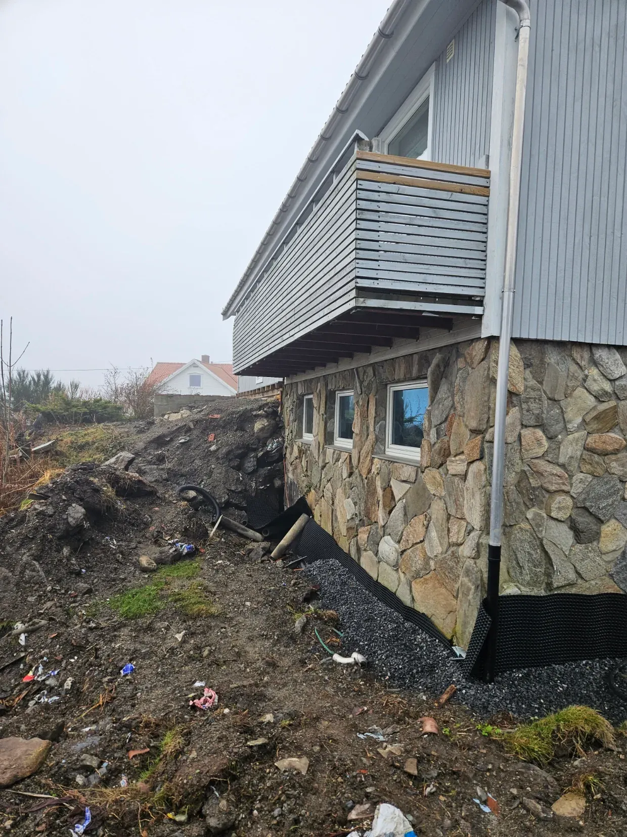 Terreng og grunnmur før videre oppbygging.