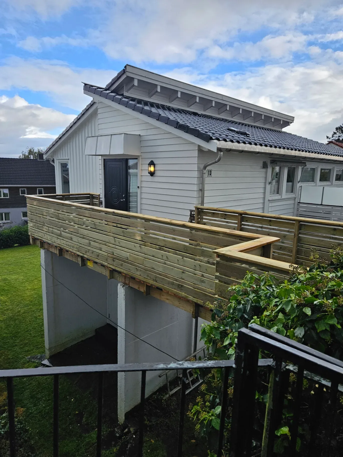 Terrasse og rekkverk rundt bolig.