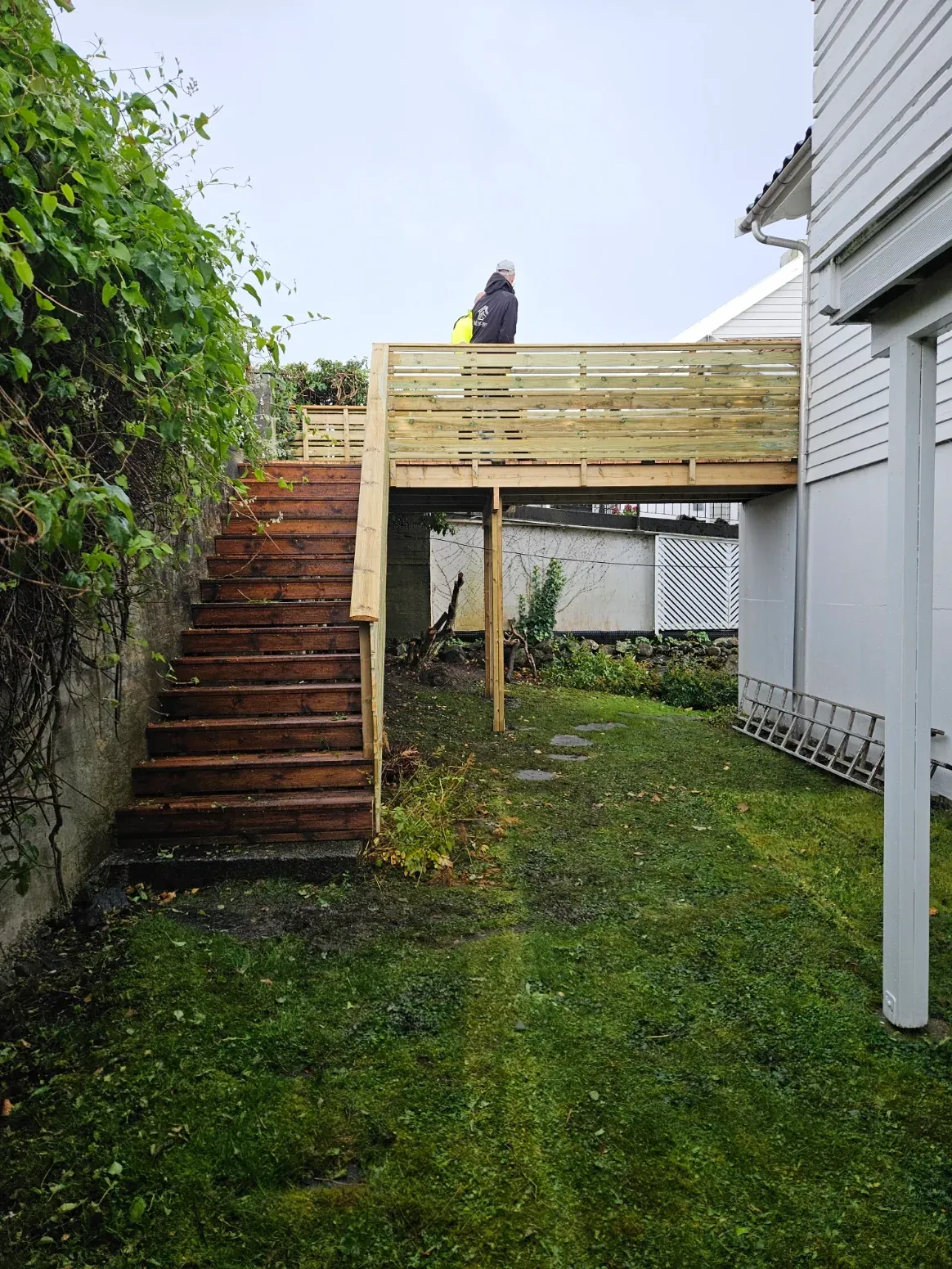 Trapp og terrassekonstruksjon tilpasset terreng.