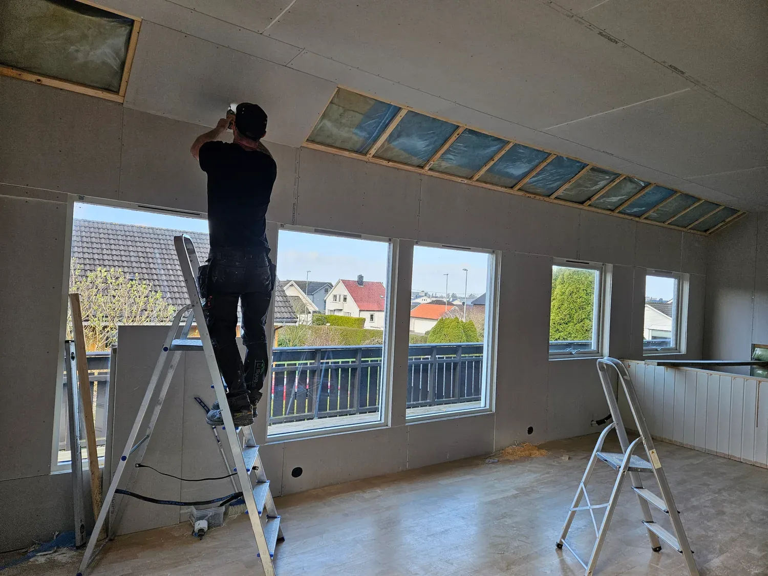 Maler- og ferdigstillingsarbeid i oppholdsrom.