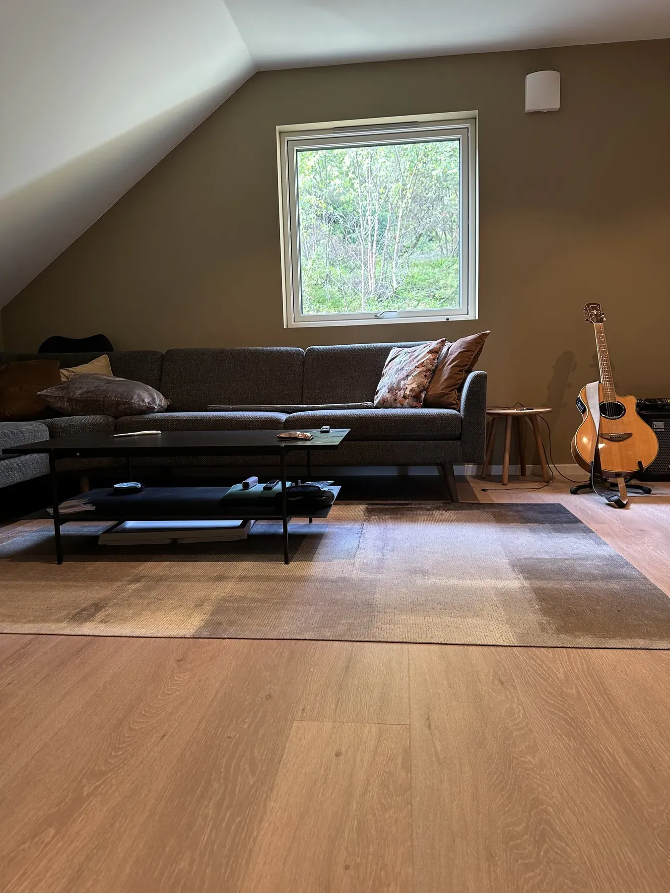 Loftstue med skråtak og nytt tregulv.