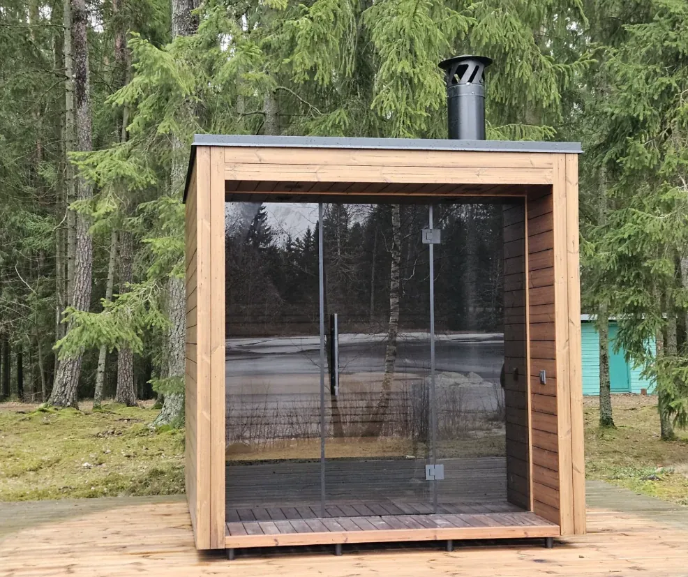 Inspirasjon for frittstående sauna i skogsmiljø.