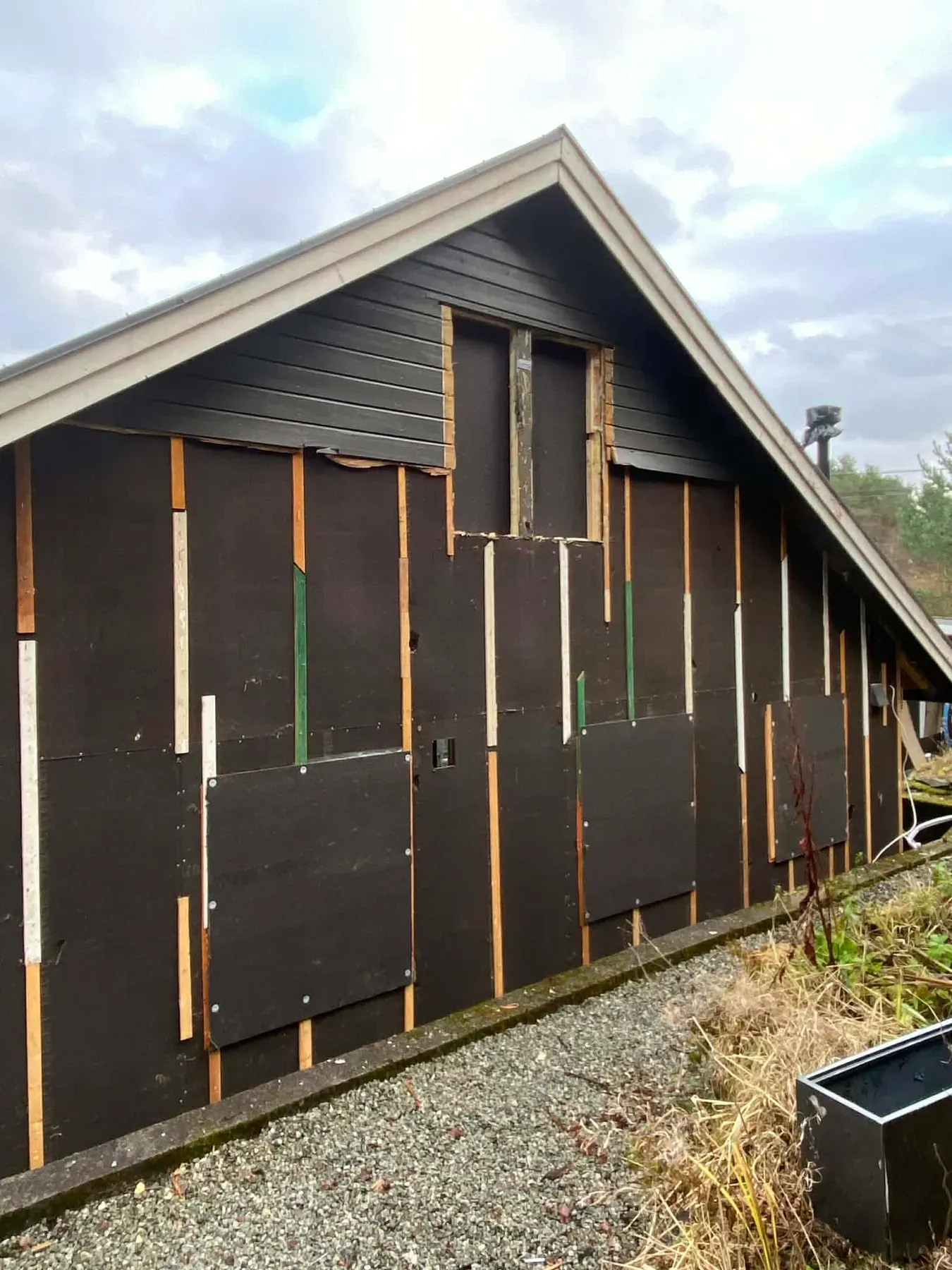 Gavlvegg med kledning fjernet og ny vindsperre montert.