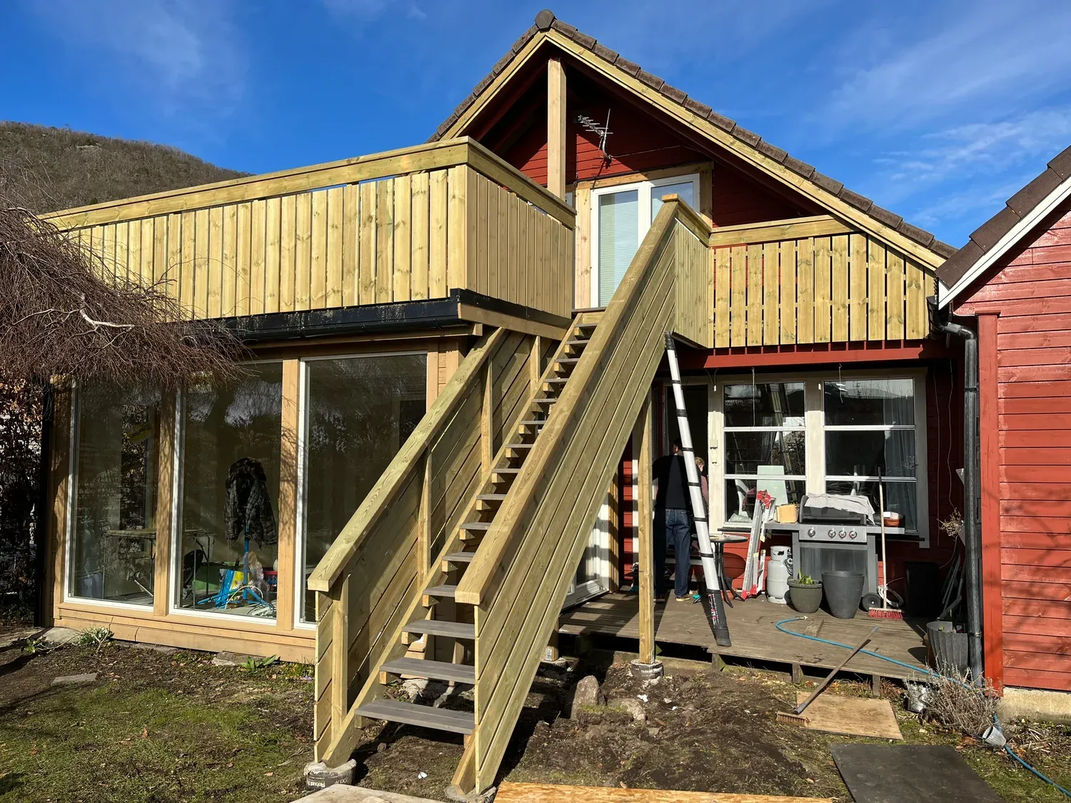 Ferdigstilt utvendig arbeid på tilbygg og trappeløp.