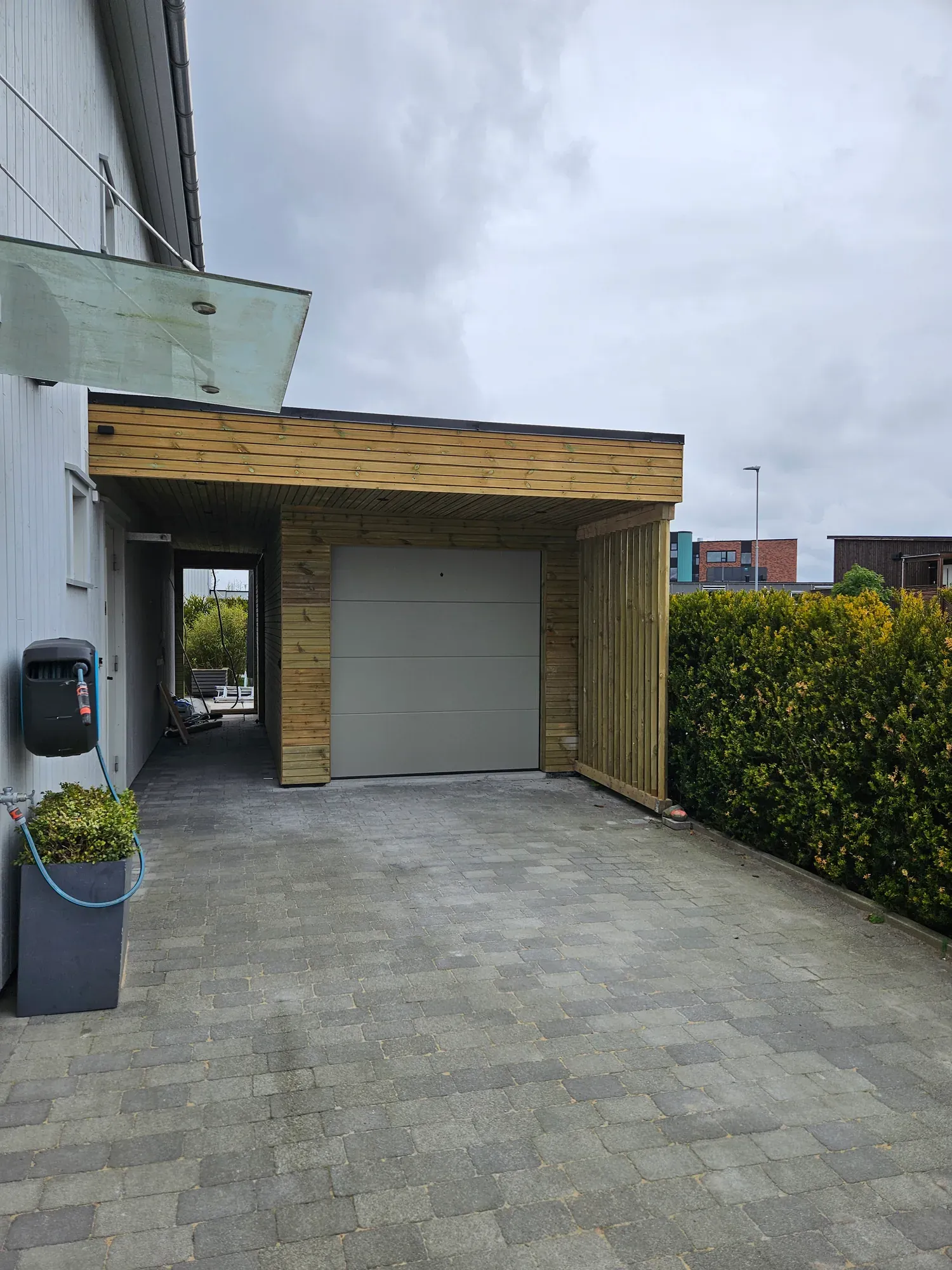Carport og inngangsparti utført som praktisk utvidelse.